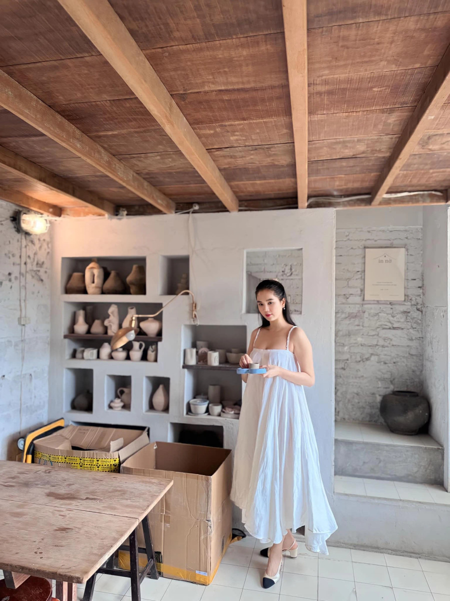 Ngọc Trinh thỉnh thoảng vẫn cập nhật hình ảnh mới trên trang cá nhân. Người đẹp cho biết việc ở cạnh gia đình, đặc biệt là chăm sóc các cháu là niềm hạnh phúc mỗi ngày của cô ở hiện tại. Trước đó, chân dài quê Trà Vinh gây xúc động khi chia sẻ hình ảnh cháu trai bật khóc vì sợ cô không được về đón tết. Khoảnh khắc này cũng khiến Ngọc Trinh xúc động: “Thương đứt ruột&quot;