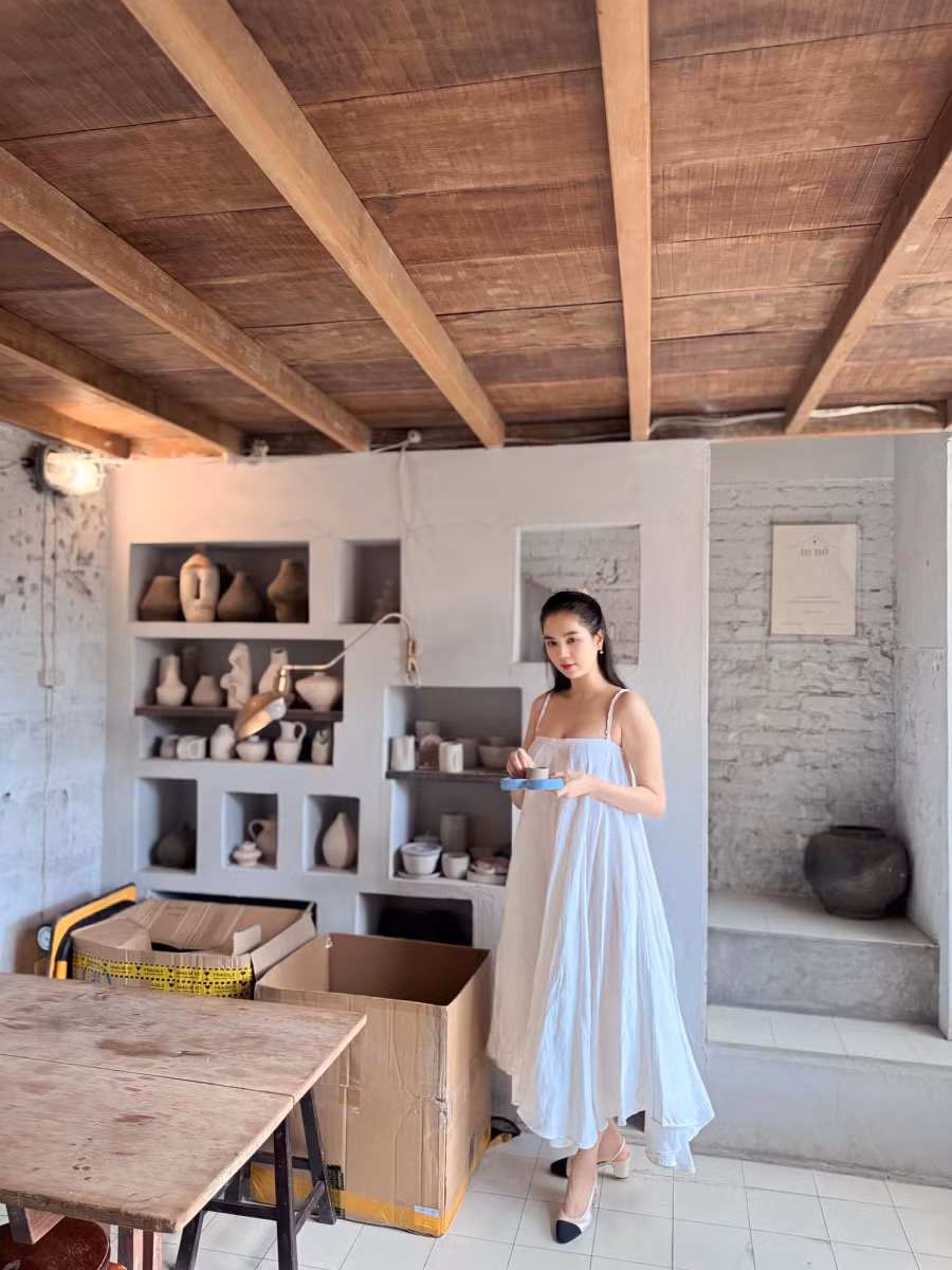 Ngọc Trinh thỉnh thoảng vẫn cập nhật hình ảnh mới trên trang cá nhân. Người đẹp cho biết việc ở cạnh gia đình, đặc biệt là chăm sóc các cháu là niềm hạnh phúc mỗi ngày của cô ở hiện tại. Trước đó, chân dài quê Trà Vinh gây xúc động khi chia sẻ hình ảnh cháu trai bật khóc vì sợ cô không được về đón tết. Khoảnh khắc này cũng khiến Ngọc Trinh xúc động: “Thương đứt ruột"