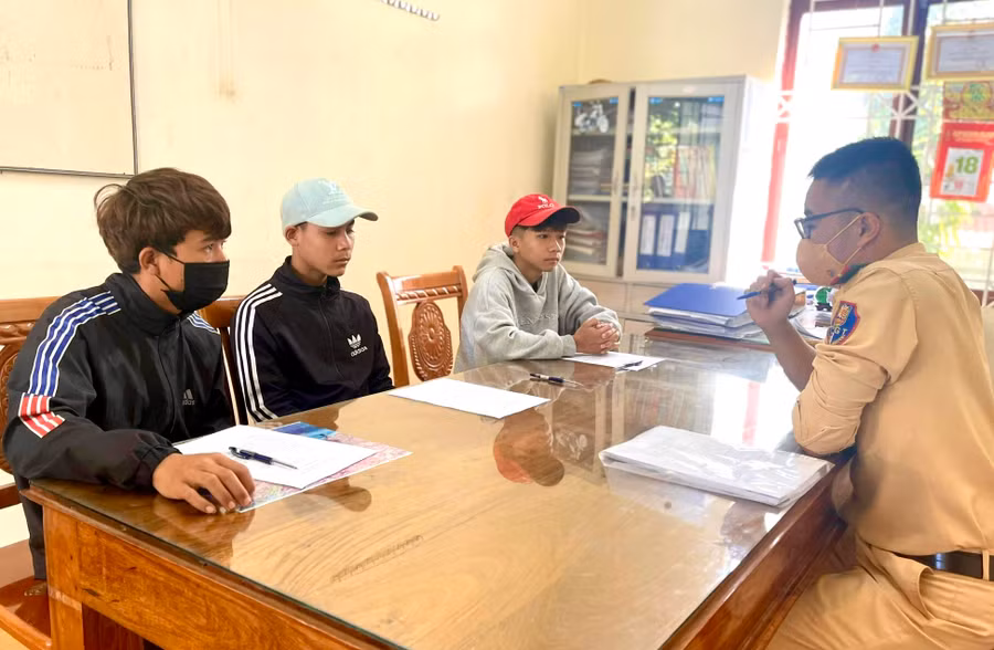 Đội Cảnh sát Giao thông-Trật tự (Công an huyện Đak Đoa) yêu cầu các thanh-thiếu niên đua xe trái phép viết cam kết không tái phạm. Ảnh: M.T Đội Cảnh sát Giao thông-Trật tự (Công an huyện Đak Đoa) yêu cầu các thanh-thiếu niên đua xe trái phép viết cam kết không tái phạm. Ảnh: M.T