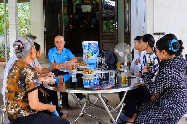 PV Thanh Niên trò chuyện với thân nhân anh hùng - liệt sĩ Trần Xuân Vinh