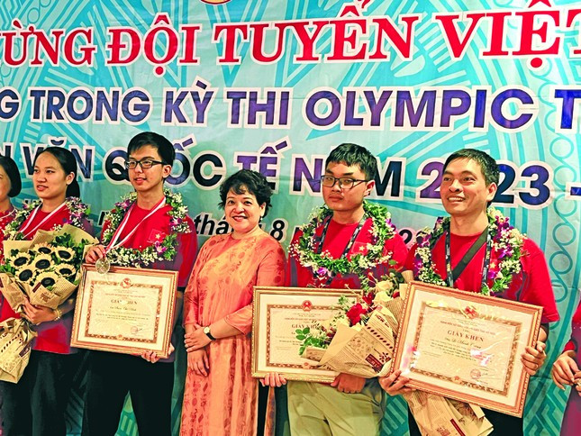 Thầy Lê Mạnh Cường (ngoài cùng bên phải) – người dẫn dắt đoàn học sinh dự thi Olympic Thiên văn và Vật lý thiên văn Quốc tế Thầy Lê Mạnh Cường (ngoài cùng bên phải) – người dẫn dắt đoàn học sinh dự thi Olympic Thiên văn và Vật lý thiên văn Quốc tế