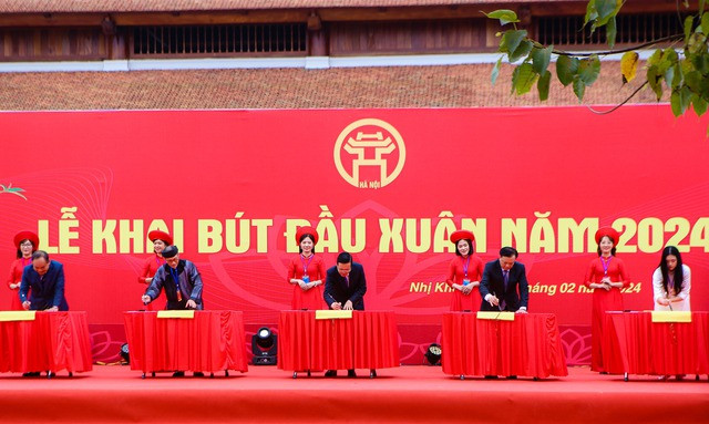 Chủ tịch nước Võ Văn Thưởng cùng các đại biểu khai bút đầu năm