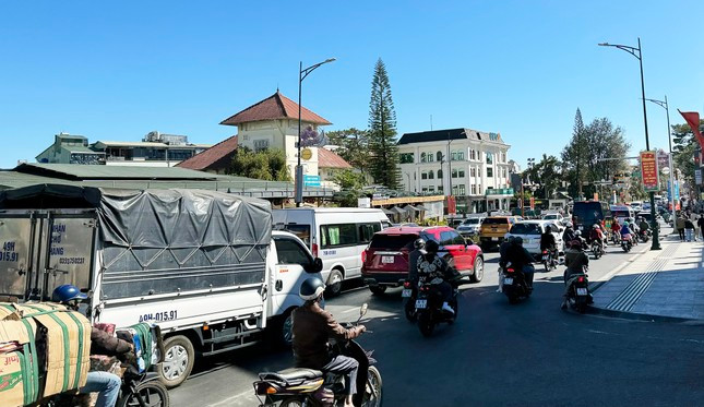 Đường Trần Phú đông nghẹt xe cộ trưa 16/2 Đường Trần Phú đông nghẹt xe cộ trưa 16/2