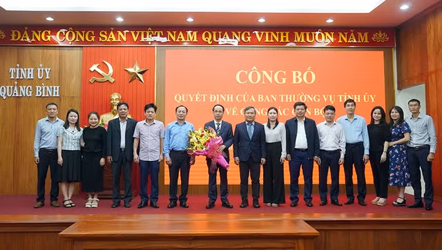 Bí thư Tỉnh ủy Quảng Bình Vũ Đại Thắng trao quyết định và chúc mừng đồng chí Phan Mạnh Hùng.