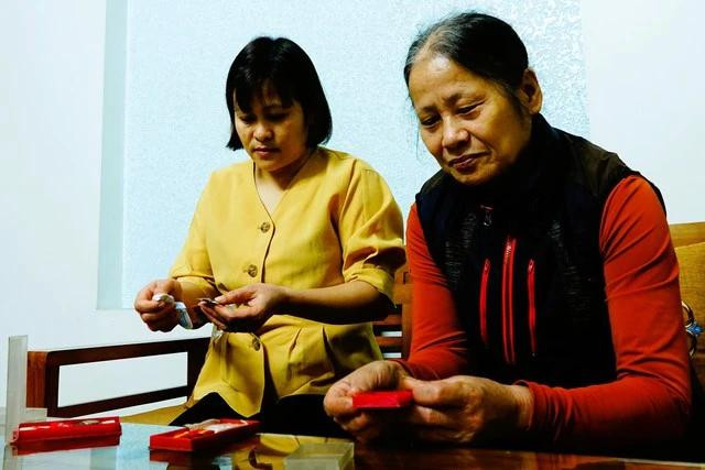 Bà Nguyễn Thị Đáng và con gái Nguyễn Thị Hà trân trọng những di vật của anh hùng - liệt sĩ Nguyễn Văn Huân