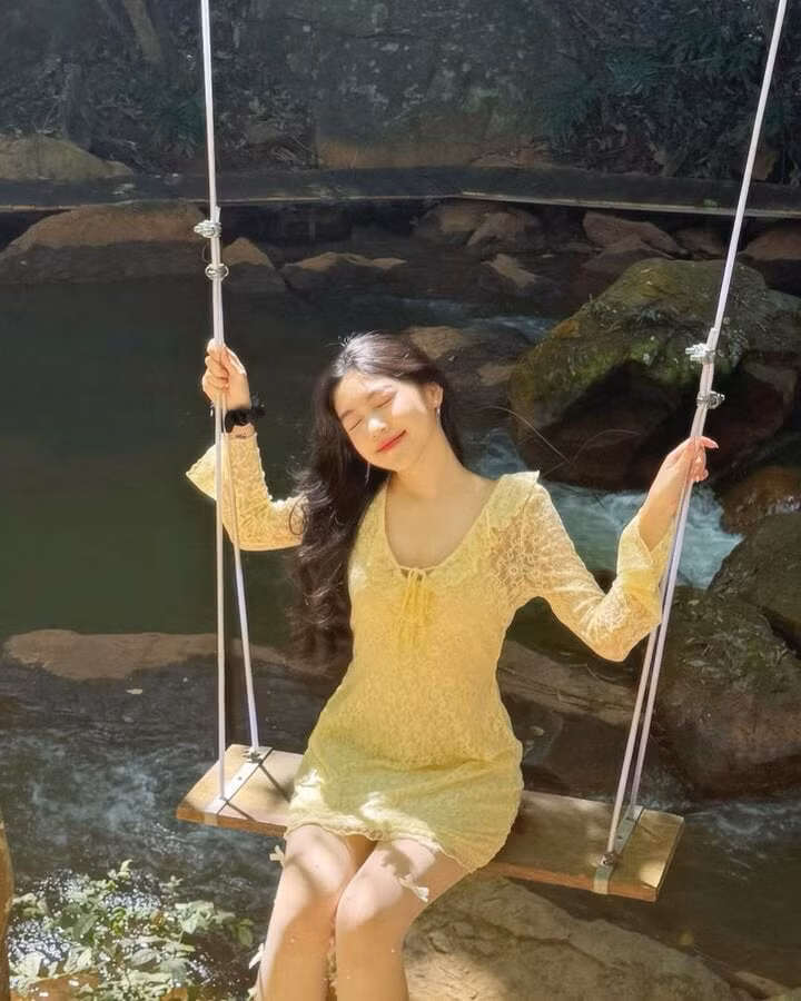 Bước sang độ tuổi 18, Mai Thảo Linh chú trọng hơn trong cách ăn mặc để khoe tối đa vẻ đẹp của mình. Trong loạt ảnh gần nhất, con gái MC Quyền Linh diện váy ren ngắn, để lộ đôi chân dài nuột nà.