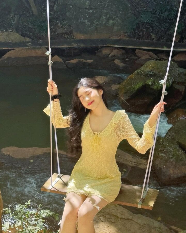 Bước sang độ tuổi 18, Mai Thảo Linh chú trọng hơn trong cách ăn mặc để khoe tối đa vẻ đẹp của mình. Trong loạt ảnh gần nhất, con gái MC Quyền Linh diện váy ren ngắn, để lộ đôi chân dài nuột nà. Bước sang độ tuổi 18, Mai Thảo Linh chú trọng hơn trong cách ăn mặc để khoe tối đa vẻ đẹp của mình. Trong loạt ảnh gần nhất, con gái MC Quyền Linh diện váy ren ngắn, để lộ đôi chân dài nuột nà.