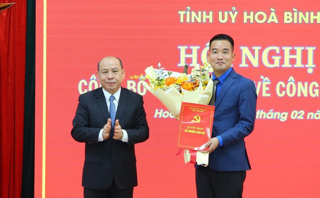 Đồng chí Bùi Đức Hinh, Phó Bí thư Thường trực Tỉnh ủy Hòa Bình trao quyết định và chúc mừng đồng chí Nguyễn Duy Tư. Đồng chí Bùi Đức Hinh, Phó Bí thư Thường trực Tỉnh ủy Hòa Bình trao quyết định và chúc mừng đồng chí Nguyễn Duy Tư.