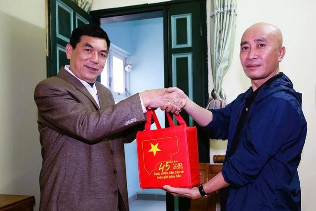 PV Báo Thanh Niên trao quà tặng tới anh hùng Phan Tiến Dũng