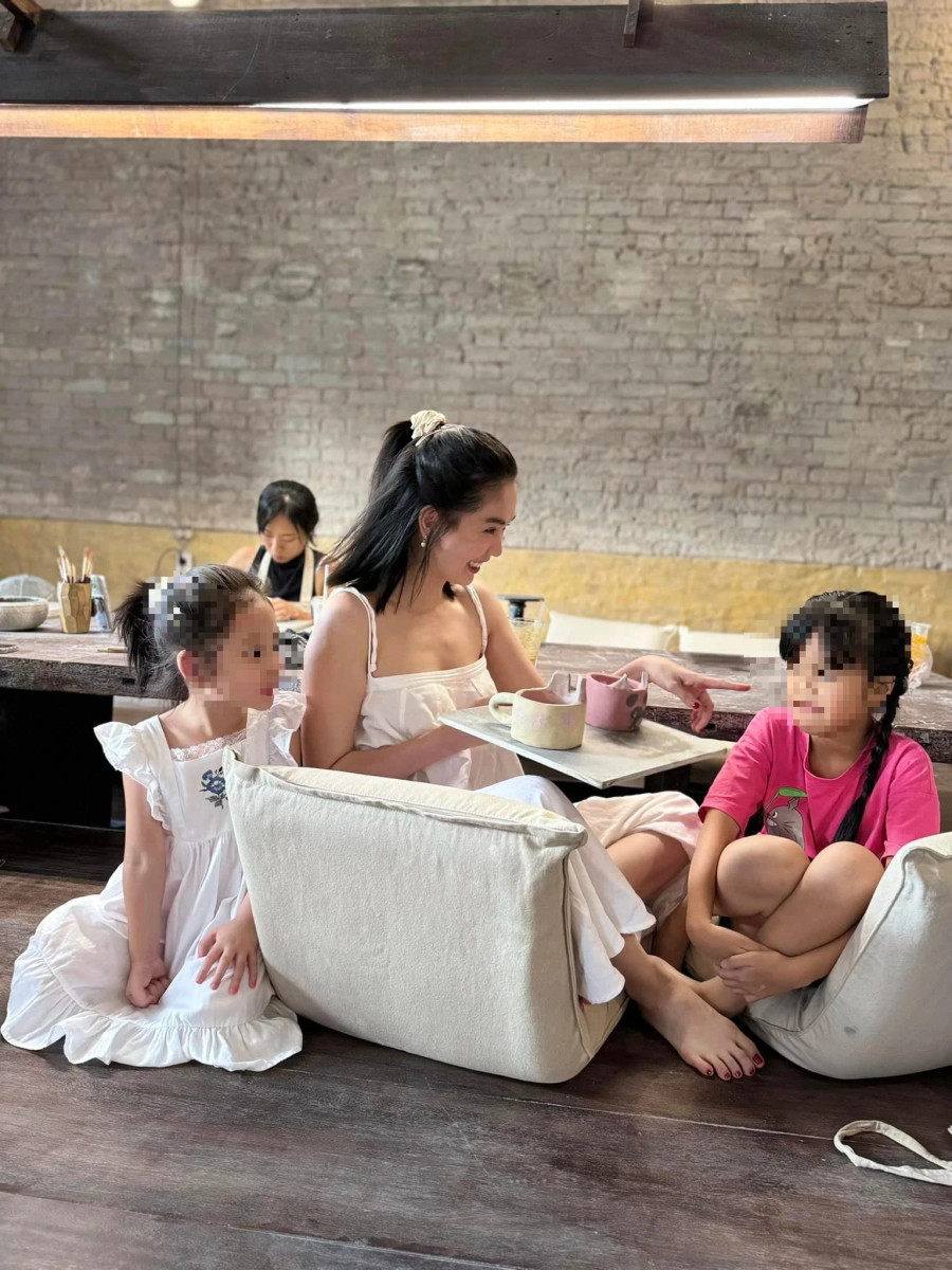 Tối 16.2, người mẫu sinh năm 1989 đăng tải hình ảnh đưa các cháu đến một quán cà phê kết hợp làm gốm thủ công, kèm theo là dòng trạng thái dẫn một đoạn thơ: “Qua tháng ngày mưa bão lẫn chênh chao/Em chỉ mong cuộc đời mình êm ả/Càng yên tĩnh càng nhẹ tênh đến lạ/Thấy an nhiên hạnh phúc ở tâm hồn&quot;