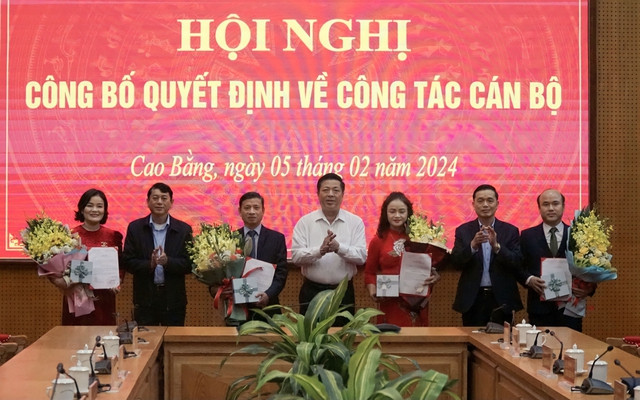 Bí thư Tỉnh ủy Cao Bằng Trần Hồng Minh cùng lãnh đạo tỉnh Cao Bằng trao quyết định bổ nhiệm và chúc mừng các cán bộ được điều động, bổ nhiệm giữ chức vụ mới. Bí thư Tỉnh ủy Cao Bằng Trần Hồng Minh cùng lãnh đạo tỉnh Cao Bằng trao quyết định bổ nhiệm và chúc mừng các cán bộ được điều động, bổ nhiệm giữ chức vụ mới.