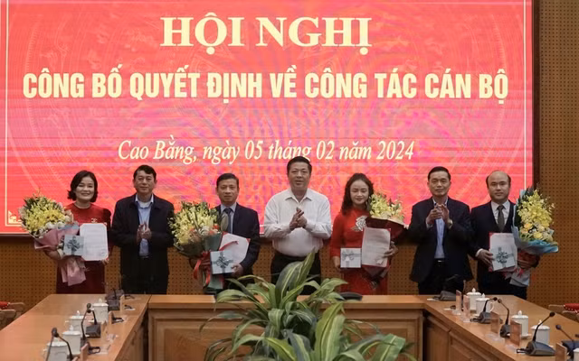 Bí thư Tỉnh ủy Cao Bằng Trần Hồng Minh cùng lãnh đạo tỉnh Cao Bằng trao quyết định bổ nhiệm và chúc mừng các cán bộ được điều động, bổ nhiệm giữ chức vụ mới.