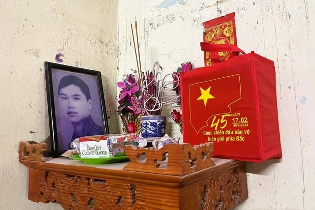 Bàn thờ anh hùng - liệt sĩ Hoàng Văn Trai tại gia đình