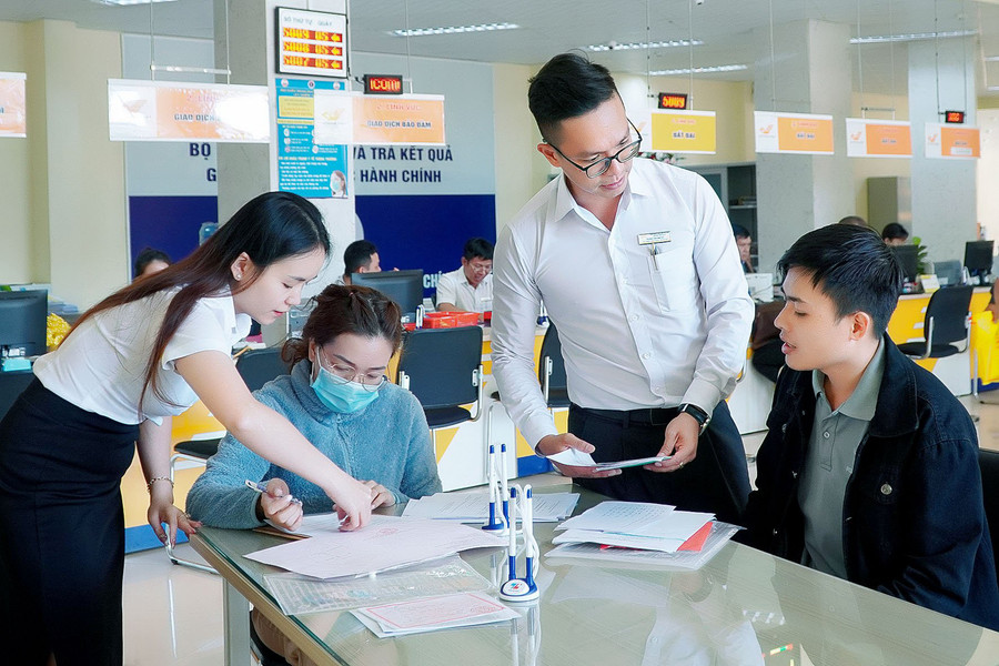 Bộ phận 1 cửa Trung tâm phục vụ hành chính công tỉnh hướng dẫn người dân làm thủ tục hành chính. Ảnh: Đ.T Bộ phận 1 cửa Trung tâm phục vụ hành chính công tỉnh hướng dẫn người dân làm thủ tục hành chính. Ảnh: Đ.T