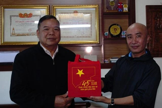 Anh hùng Triệu Văn Điện nhận quà lưu niệm từ Báo Thanh Niên