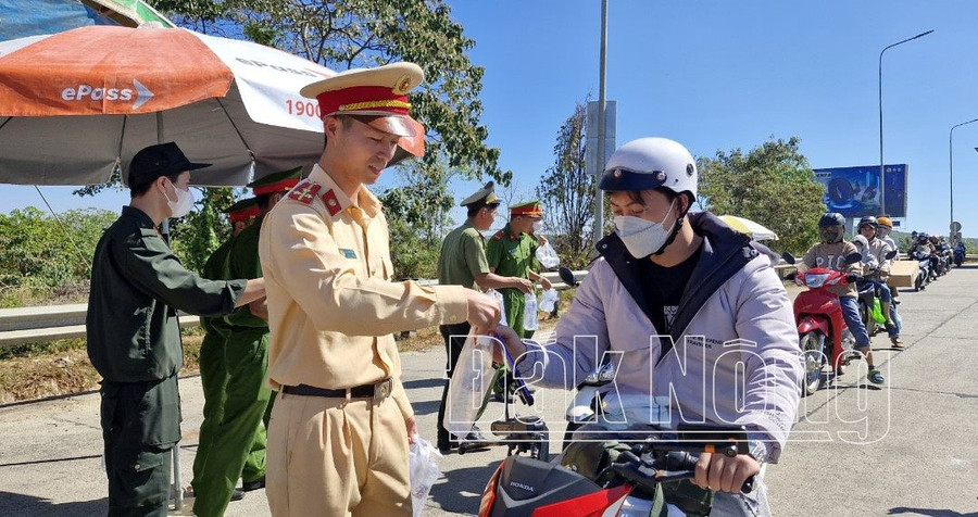 Lực lượng CSGT tặng nước uống miễn phí cho người tham gia giao thông về quê ăn tết