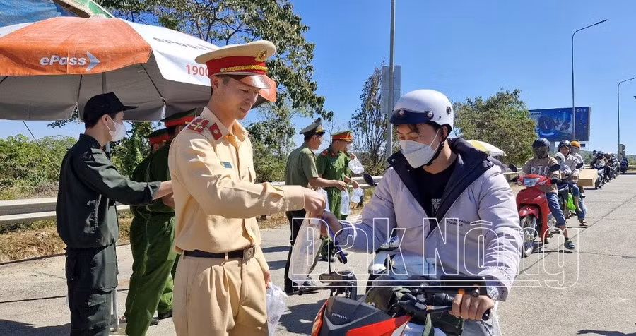Lực lượng CSGT tặng nước uống miễn phí cho người tham gia giao thông về quê ăn tết
