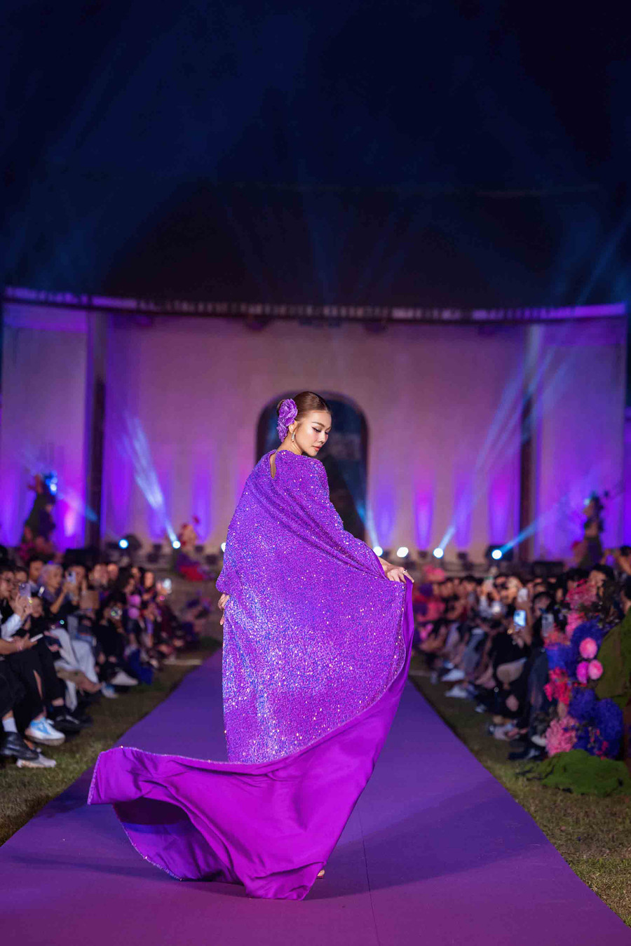 Lần này, nữ siêu mẫu sinh năm 1983 tham gia show một mình mà không có chồng bên cạnh. Ảnh: Đoàn Nhân Đức Lần này, nữ siêu mẫu sinh năm 1983 tham gia show một mình mà không có chồng bên cạnh. Ảnh: Đoàn Nhân Đức