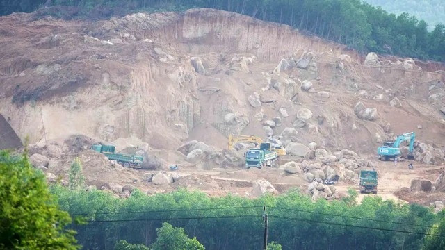 Nhiều mỏ đất Quảng Ngãi chưa được gắn camera, trạm cân theo quy định. Ảnh: Phạm Anh Nhiều mỏ đất Quảng Ngãi chưa được gắn camera, trạm cân theo quy định. Ảnh: Phạm Anh