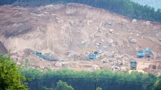 Nhiều mỏ đất Quảng Ngãi chưa được gắn camera, trạm cân theo quy định. Ảnh: Phạm Anh