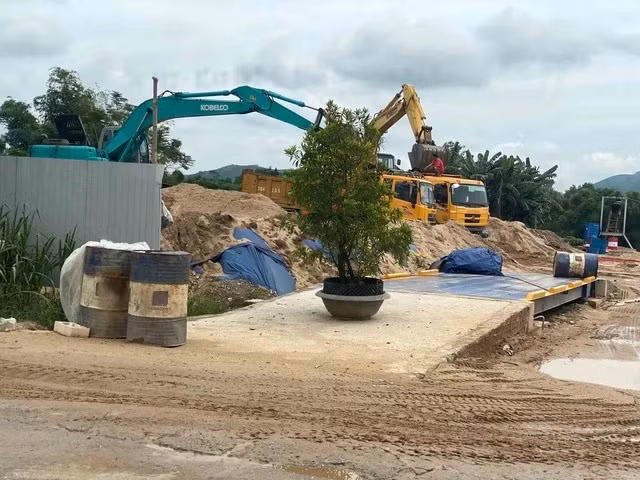 Trạm cân ở mỏ cát (xã Hành Tín Tây, H.Nghĩa Hành, Quảng Ngãi) đặt cây kiểng, thùng phuy che lối ra vào. Ảnh: Hải Phong