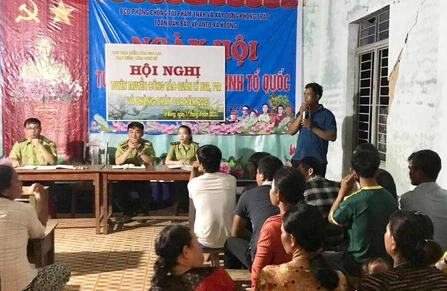 Hạt Kiểm lâm huyện Chư Sê tuyên truyền người dân về công tác quản lý bảo vệ và trồng rừng. Ảnh: L.N