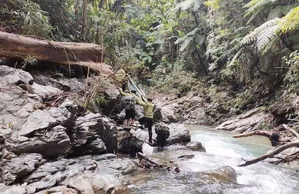 Năm 2021, tuần tra viên BLing Núi không may trượt chân, ngã gãy xương sườn, được đồng đội cõng vượt suối vượt rừng đưa về bệnh viện cấp cứu. (Ảnh tư liệu khu bảo tồn Sao La Quảng Nam).