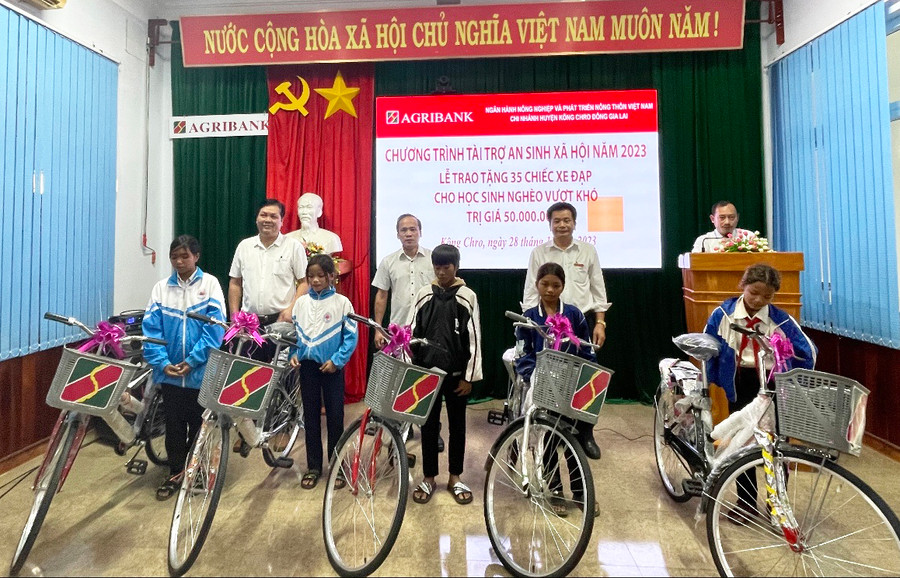 Ông Hoàng Văn Lực-Giám đốc Agribank chi nhánh Kông Chro Đông Gia Lai (bìa phải) trao tặng xe đạp cho các em học sinh. Ảnh: Phương Liên Ông Hoàng Văn Lực-Giám đốc Agribank chi nhánh Kông Chro Đông Gia Lai (bìa phải) trao tặng xe đạp cho các em học sinh. Ảnh: Phương Liên