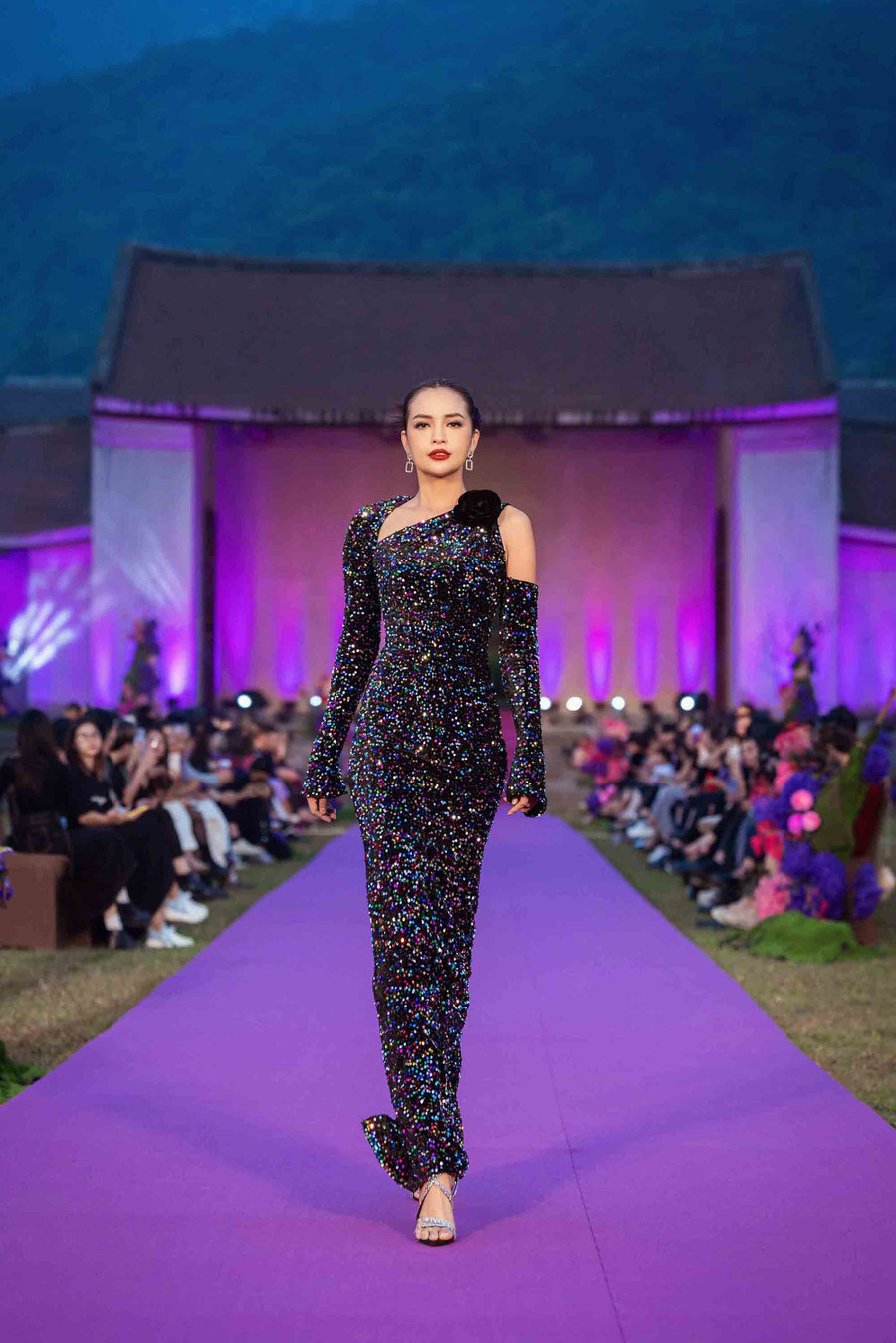 Hoa hậu Ngọc Châu khoe đường cong gợi cảm trong một thiết kế đen có những chi tiết lấp lánh. Ảnh: BTC Hoa hậu Ngọc Châu khoe đường cong gợi cảm trong một thiết kế đen có những chi tiết lấp lánh. Ảnh: BTC