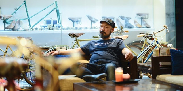 Họa sĩ Nguyễn Linh có thú chơi xe, chơi tranh. Họa sĩ Nguyễn Linh có thú chơi xe, chơi tranh.