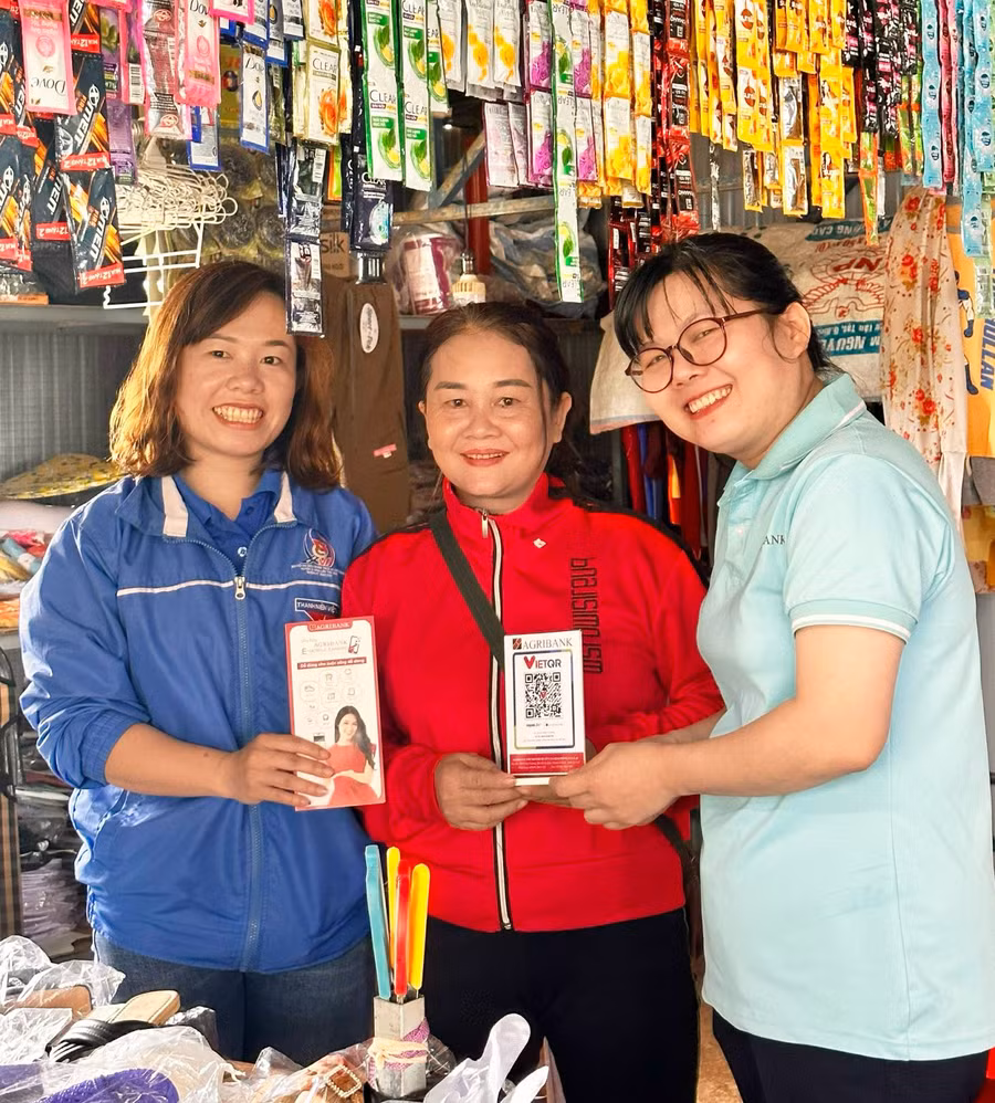 Agribank Chi nhánh huyện Ia Grai Đông Gia Lai trao mã VietQR cho hộ kinh doanh, tiểu thương tại các chợ truyền thống. Ảnh: S.C