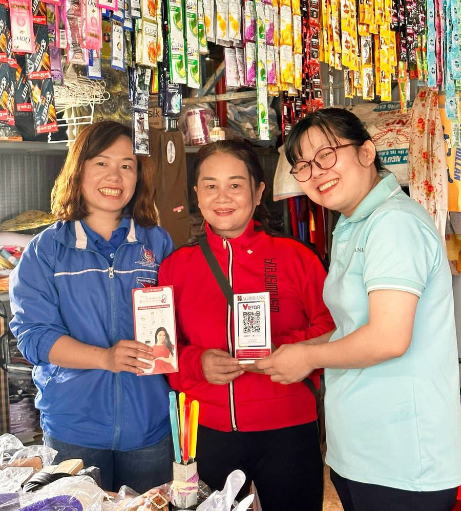 Agribank Chi nhánh huyện Ia Grai Đông Gia Lai trao mã VietQR cho hộ kinh doanh, tiểu thương tại các chợ truyền thống. Ảnh: S.C