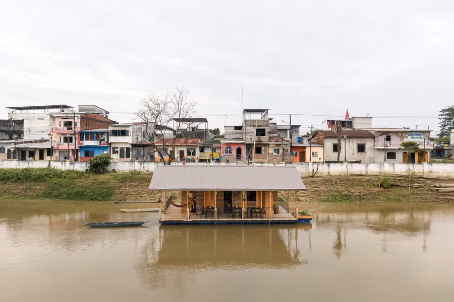 Ngôi nhà vừa tạo được không gian lưu trữ và chiều cao vừa đủ để tăng cường thông gió và chiếu sáng tự nhiên thông qua các ranh giới lưới gỗ. Ngôi nhà vừa tạo được không gian lưu trữ và chiều cao vừa đủ để tăng cường thông gió và chiếu sáng tự nhiên thông qua các ranh giới lưới gỗ.