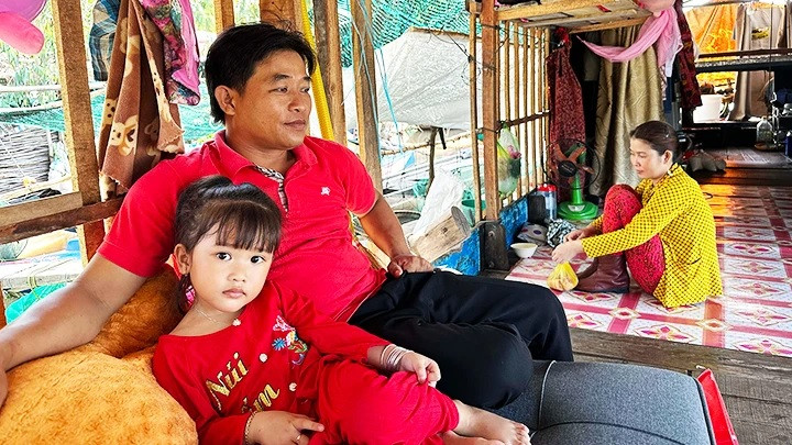 Gia đình nhỏ của Hoài và Hồng cùng con gái bốn tuổi Lê Thị Cẩm Trâm. Gia đình nhỏ của Hoài và Hồng cùng con gái bốn tuổi Lê Thị Cẩm Trâm.