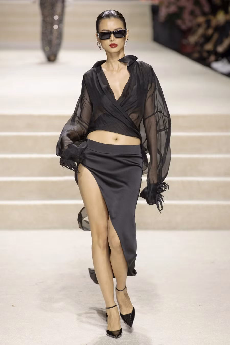 Cao Thiên Trang thể hiện một thiết kế với kỹ thuật độc đáo trên nền lụa organza, những đường xếp nếp tạo hiệu ứng chuyển động mềm mại. Ảnh: BTC