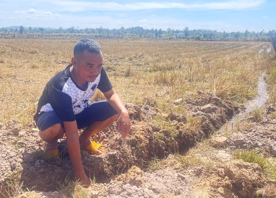 Anh Siu Chuyên-Bí thư Chi bộ kiêm Trưởng thôn Hnáp khơi dòng dẫn nước vào ruộng. Ảnh: P.D