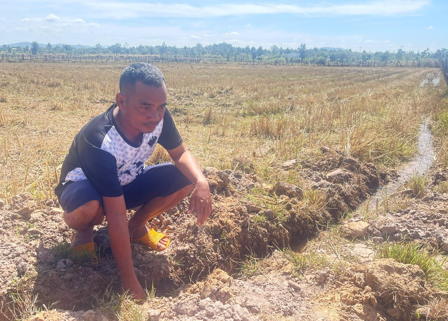 Anh Siu Chuyên-Bí thư Chi bộ kiêm Trưởng thôn Hnáp khơi dòng dẫn nước vào ruộng. Ảnh: P.D