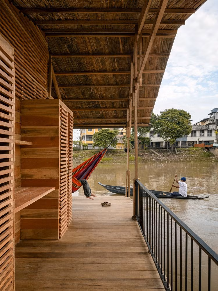 Mặc dù bên ngoài có vẻ thiết kế đơn giản, nhưng ngôi nhà khiến nhiều người phải trầm trồ khi không gian bên trong lại khá nên thơ hữu tình. Các thành viên có thể mắc võng trên hiên để ngắm nhìn cảnh sông nước, tận hưởng những làn gió mát mỗi khi rảnh rỗi. Mặc dù bên ngoài có vẻ thiết kế đơn giản, nhưng ngôi nhà khiến nhiều người phải trầm trồ khi không gian bên trong lại khá nên thơ hữu tình. Các thành viên có thể mắc võng trên hiên để ngắm nhìn cảnh sông nước, tận hưởng những làn gió mát mỗi khi rảnh rỗi.