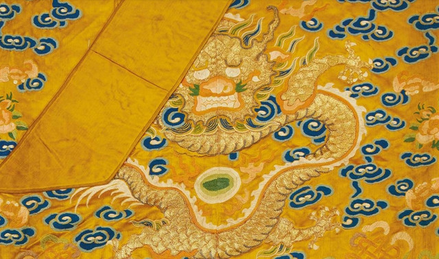 Hình ảnh một góc của chiếc áo được cho là long bào của vua Bảo Đại