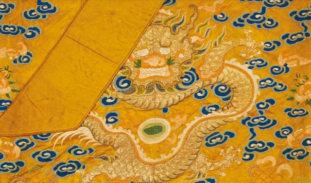 Ai sẽ mua chiếc áo được cho là long bào của vua Bảo Đại? - Ảnh 2. Hình ảnh một góc của chiếc áo được cho là long bào của vua Bảo Đại