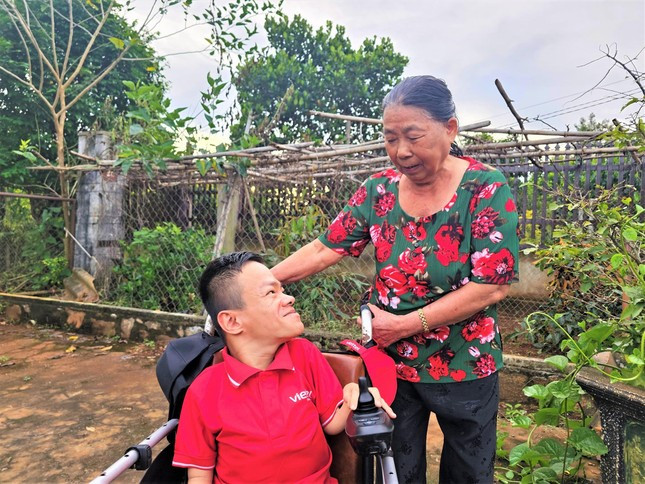 Người mẹ luôn dành cho Tùng tình yêu thương vô bờ bến