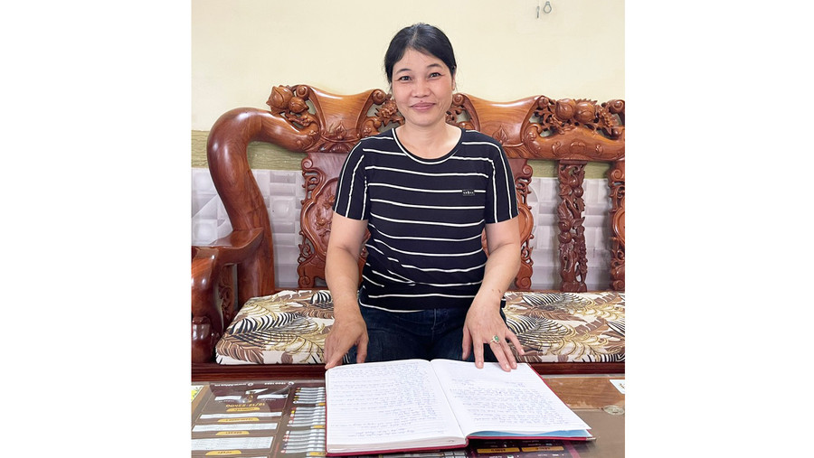 Chị Nguyễn Thị Huệ-Bí thư Chi bộ kiêm Tổ trưởng tổ dân phố 3 (phường Thống Nhất, TP. Pleiku) có nhiều nỗ lực trong thực hiện các nhiệm vụ ở địa phương. Ảnh: N.H