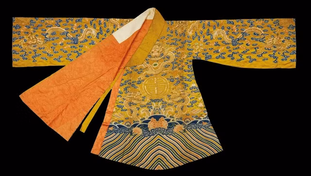 Ai sẽ mua chiếc áo được cho là long bào của vua Bảo Đại? - Ảnh 1. Hình chiếc áo trong cuốn catalogue của nhà đấu giá. Ảnh: CHỤP MÀN HÌNH