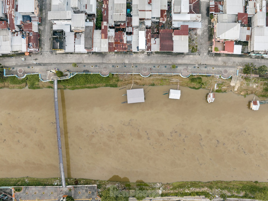 Các kiến trúc sư cho rằng mẫu nhà nổi này là một trong những giải pháp khả thi để giải quyết tình trạng không có nơi ở khi có lũ lụt cho người dân vùng sông nước mỗi mùa bão đến. Các kiến trúc sư cho rằng mẫu nhà nổi này là một trong những giải pháp khả thi để giải quyết tình trạng không có nơi ở khi có lũ lụt cho người dân vùng sông nước mỗi mùa bão đến.