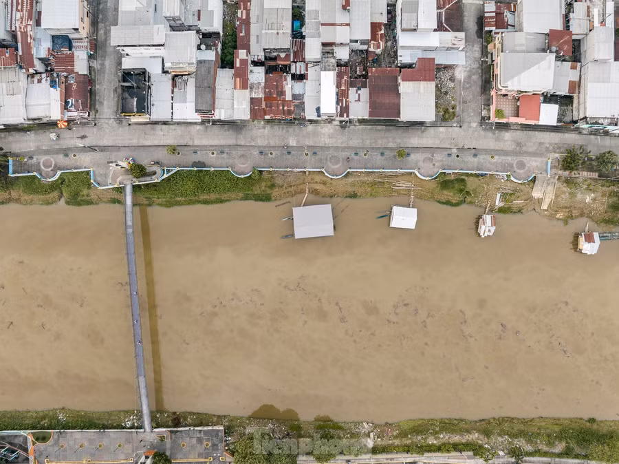 Các kiến trúc sư cho rằng mẫu nhà nổi này là một trong những giải pháp khả thi để giải quyết tình trạng không có nơi ở khi có lũ lụt cho người dân vùng sông nước mỗi mùa bão đến. Các kiến trúc sư cho rằng mẫu nhà nổi này là một trong những giải pháp khả thi để giải quyết tình trạng không có nơi ở khi có lũ lụt cho người dân vùng sông nước mỗi mùa bão đến.