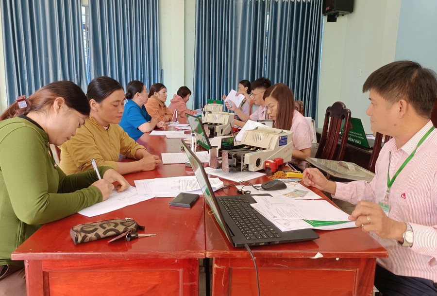Phòng Giao dịch Ngân hàng CSXH huyện Chư Pưh chủ động rà soát, lập hồ sơ và giải ngân kịp thời nguồn vốn hỗ trợ tạo việc làm cho lao động nông thôn. Ảnh: S.C Phòng Giao dịch Ngân hàng CSXH huyện Chư Pưh chủ động rà soát, lập hồ sơ và giải ngân kịp thời nguồn vốn hỗ trợ tạo việc làm cho lao động nông thôn. Ảnh: S.C