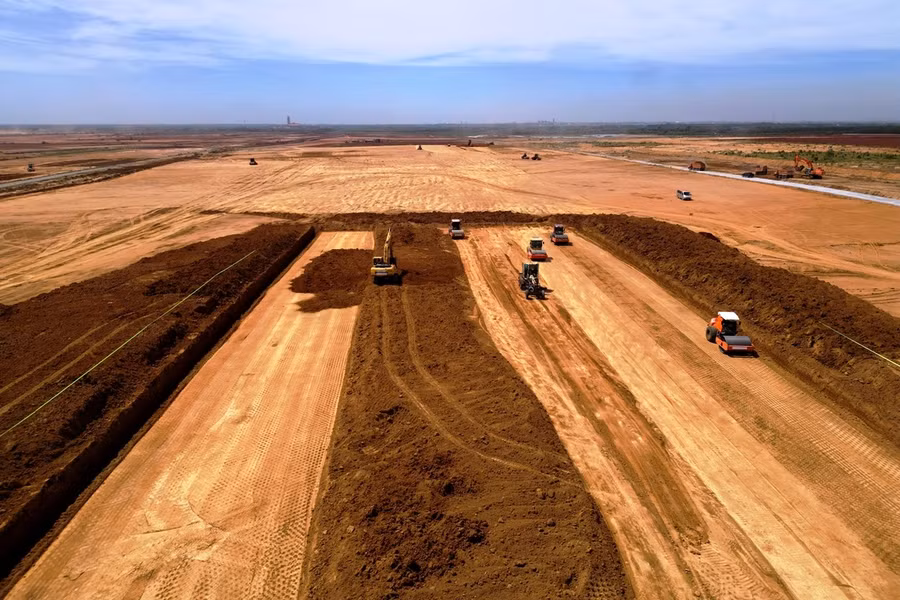 Công tác đào đắp, lu lèn nền đất đang được triển khai trên đường cất hạ cánh dài 4.000m tại Cảng hàng không Quốc tế Long Thành. Ảnh: PV/Vietnam+