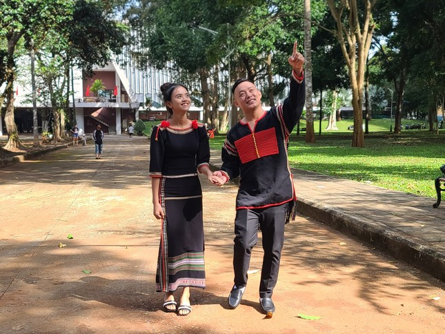 Đôi vợ chồng trẻ trong ngày vui