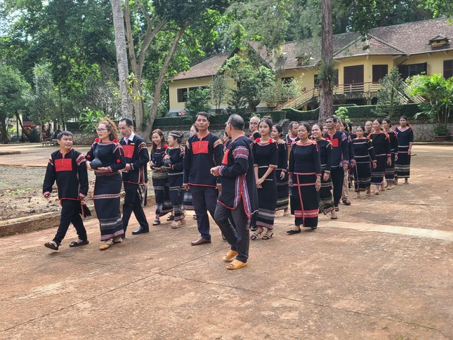 Đoàn rước rể di chuyển về nhà gái