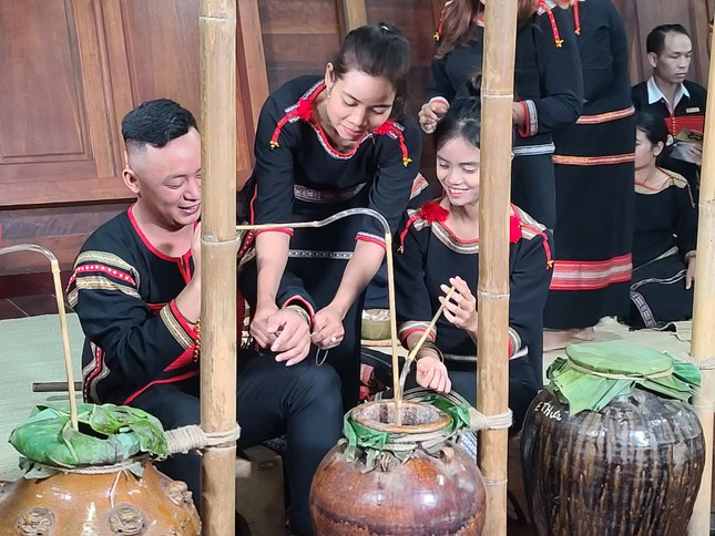 Gia đình, họ hàng trao quà cho đôi vợ chồng trẻ